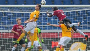 Salif Sane (Hannover) sah gegen Dynamo Dresden die Rote Karte wegen einer Tätlichkeit