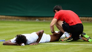 Gefährliches Training: Wie schon in Halle rutscht Monfils auch in Wimbledon aus und muss behandelt werden
