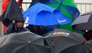 Die Spieler der European Open schickte man wegen dem schlechten Wetter ins Klubhaus