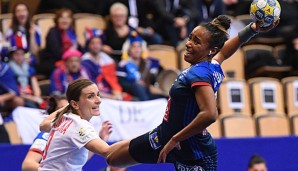 Die französsischen Handballerinnen um Marie Gnabouyou schlugen Polen zum EM-Auftakt