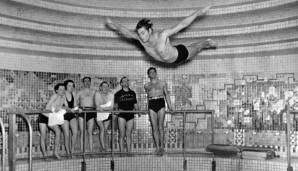 JOHNNY WEISSMULLER: "Ich Tarzan, du Jane!" Der berühmte Hollywood-Lianenschwinger gewann in den Jahren 1924 und 1928 fünfmal Olympia-Gold in Freistildisziplinen - und obendrein 1924 Bronze im Wasserball