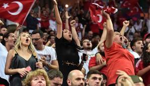 Sichtlichen Grund zur Freude hatten auch die türkischen Anhänger über das Erreichen des Achtelfinals