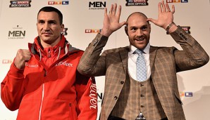 Tyson Fury (r.) will Wladimir Klitschko in Düsseldorf besiegen