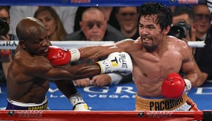 Manny Pacquiao (r.) könnte bald gegen Amir Khan in den Ring steigen