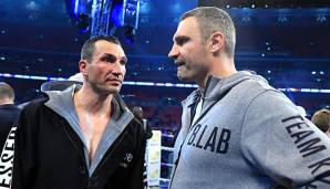 Witali Klitschko und Wladimir Klitschko im Ring nach einem Kampf