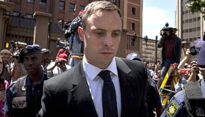 Oscar Pistorius wurde wegen Mordes an Seiner Lebensgefährtin Reeva Steenkamp zu sechs Jahren Haft verurteilt