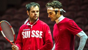 Roger Federer (r.) wird trotz Rückenproblemen gegen Frankreich spielen