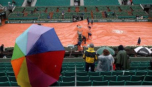 Das Roland Garros ist ein Meer aus Planen und Schirmen