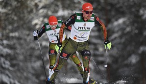 Johannes Rydzek und Eric Frenzel liegen nach dem Springen auf dem zweiten Rang