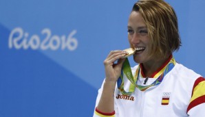 Mireia Belmonte Garcia lässt sich ihre Goldmedaille schmecken