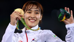 Kim Sohui posiert mit ihrer Medaille