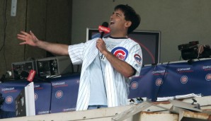 TAKE ME OUT TO THE BALL GAME: "... take me out to the crowd, buy me some peanuts and Cracker Jack, I don't care if I never get back ..." Die inoffizielle Baseball-Hymne im Seventh Inning Stretch wird auch gerne mal von Promis wie Mark Cuban angestimmt