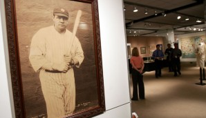 Babe Ruth, der größte Baseball-Star aller Zeiten. Als kritisiert wurde, dass er ein höheres Gehalt forderte, als Präsident Hoover bekam (75.000 Dollar), soll er geantwortet haben: "Ich weiß, aber ich hatte ein besseres Jahr als Hoover."