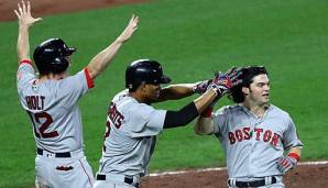 Andrew Benintendi (r.) wurde zum gefeierten Helden nach seinem Hit zum Sieg für die Red Sox