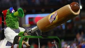 Der Phillie Phanatic feuert bei Phillies-Heimspielen Hotdogs ins Publikum.