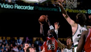 "Ich dachte, es war Gott, der sich als Michael Jordan verkleidet hatte." - das Zitat von Larry Bird sagt eigentlich alles. Mit 63 Punkten erzielte MJ die meisten Punkte in einem Playoff-Spiel. Tatort: Die Erstrundenserie 1986 gegen Boston