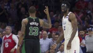 Marcus Morris zeigt Joel Embiid an, wieviele Siege die Celtics schon geholt haben.