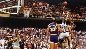 1987: Drei Jahre später hat Magic seinen eigenen Finals-Moment. Die Lakers führen gegen die Celtics mit 2:1. Game 4 läuft Richtung Boston, das Sekunden vor Schluss mit 106:105 führt. Dann tritt Magic in Aktion und trifft einen "Junior Sky Hook" zum Sieg.