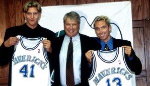 1998 - NBA Draft: ...denn sie hatten längst ein Auge auf den Würzburger geworfen und wollten nicht, dass Andere sein Talent entdecken. Trotzdem gelingt Don Nelson ein Deal mit den Bucks, die Dirk an 9. Stelle draften und nach Texas schicken!