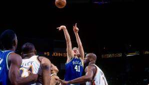 1999 - der erste Dreier: Im nächsten Spiel läuft es schon besser. Die Mavs gewinnen, Dirk macht 16 Punkte - und trifft seinen ersten Triple der NBA-Karriere!