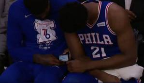 Joel Embiid schaute während des Spiels gegen Brooklyn auf das Handy von Amir Johnson.