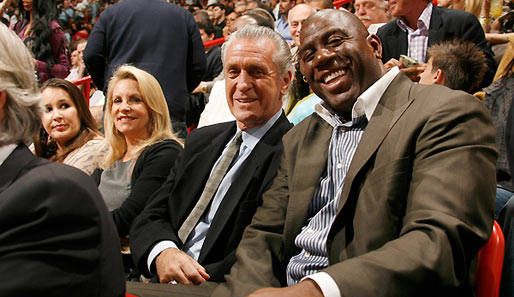 Magic Johnson (r.) setzt auf die von seinem Ex-Trainer Pat Riley (M.) geführten Heat