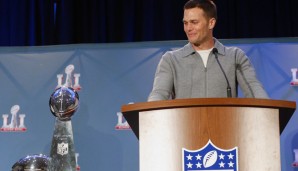 Ein Blick sagt mehr als tausend Worte: Tom Brady und die Vince Lombardi Trophy