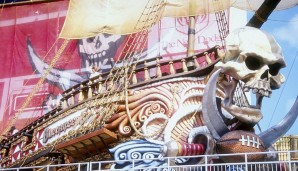 Absolut ikonisch in Tampa Bay: Das Bucs-Piratenschiff! Hieraus ertönt nach Punkten für die Hausherren die Kanone mit einem lauten Donnern. Entstanden ist das Schiff übrigens in der Werkstatt eines Disney-World-Kulissenbauers