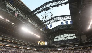 Indianapolis Colts: Seit 2008 tragen die Colts im Lucas Oil Stadium ihre Heimspiele aus, 720 Millionen Dollar kostete die Arena. Dafür gab es: Das bislang größte bewegliche Dach der NFL, maximal bis zu 70.000 Plätze und einen 30 Meter breiten Bildschirm
