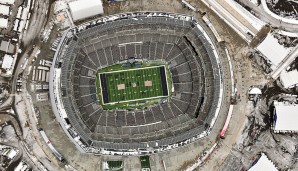 ...und als einziges NFL-Stadion beherbergt es bewegliche Endzonen - je nachdem, ob die Jets oder die Giants spielen, wird die entsprechend bemalte Endzone rein gefahren. 82.500 Zuschauer finden hier bei NFL-Spielen Platz