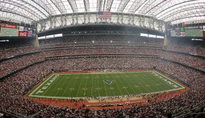 Houston Texans: Die 2002 für 352 Millionen Dollar eröffnete Heimat der Texans steht direkt neben dem Astrodome - das alte Stadion der Oilers. Es war das erste NFL-Stadion mit beweglichem Dach, über 1.550 HD-TVs befinden sich an den Wänden im Inneren