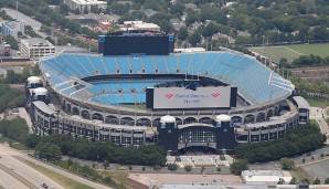 ...damals noch unter dem Namen "Carolinas Stadium". Ab 2002 gelang den Panthers eine Serie von 125 ausverkauften Spielen in Folg. An jedem der drei großen Eingänge stehen je zwei riesige Panther-Statuen - jede Statue wiegt über 907 Kilogramm