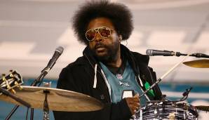 In der Halbzeit heizte dann die aus Philly stammende Band "The Roots" um Drummer Questlove dem frierenden Publikum ein.