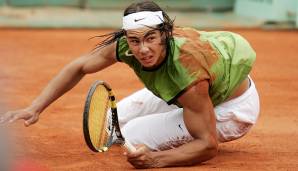 2005 sorgt ein blutjunger Spanier für Furore. Sein Name: Rafael Nadal. Bei seiner ersten French-Open-Teilnahme überhaupt zieht er gleich ins Halbfinale ein, wo er an seinem 19. Geburtstag Roger Federer aus dem Turnier haut. Im Finale wartet dann ...