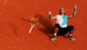 Bei den anderen Grand-Slam-Turnieren muss sich Nadal mit einem Triumph noch ein wenig gedulden. In Paris darf er 2007 aber bereits den Titel-Hattrick feiern - der obligatorische Sturz in den Sand, Nadals Lieblingsbelag, darf natürlich nicht fehlen.