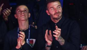 The Sun: "Zverev hatte das Londoner Publikum, inklusive David Beckham und Sohn Romeo, auf seiner Seite. Er feierte, indem er einen Hund küsste, der in der Tasche seiner Mutter saß."