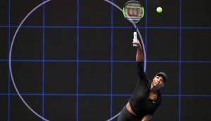 Serena Williams trainiert vor einem ausgesprochen interessanten, fast futuristisch wirkenden Hintergrund.