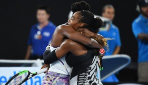 Ehrliche Freude und ehrlicher Trost zwischen den beiden Williams-Schwestern am Ende des Matches.