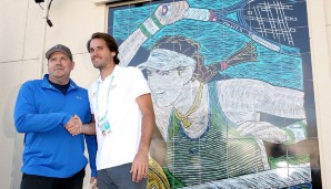 Turnierdirektor Tommy Haas und Künstler Mike Sullivan präsentieren ein Wandgemälde der Gewinnerin von 2016, Victoria Azarenka.