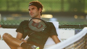 Roger Federer entspannt beim öffentlichen Training zwischendurch.