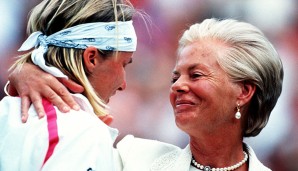 1993: Das Damen-Finale zwischen Jana Novotna und Graf ist ein Drama erster Klasse. Die Tschechin führt im dritten Satz mit zwei Breaks Vorsprung und verliert trotzdem. Anschließend bricht sie in den Armen der Herzogin von Kent in Tränen aus