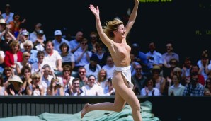 Und nochmal 1996: Vor dem Finale zwischen Richard Krajicek und MaliVai Washington flitzt diese junge Dame über den Center Court