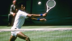 1975: Arthur Ashe gewinnt als erster Schwarzer in Wimbledon. Der 1993 verstorbene US-Amerikaner setzt sich im Finale mit 6:1, 6:1, 5:7 und 6:4 gegen seinen Landsmann Jimmy Connors durch