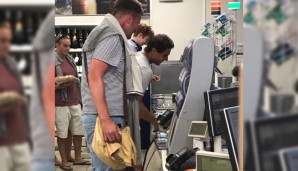 Dieses Foto stammt von Nick Roberts. Wer das ist? Der nette Kerl half Rafa Nadal an der Selbstbedienungskasse im Supermarkt, postete danach dieses Bild bei Twitter. Nadal, der übrigens ein Sechserpack Cola Light kaufte, bedankte sich später artig.