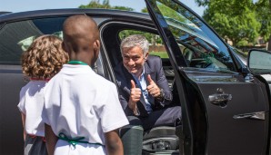 Was führt Jose Mourinho denn da wirklich im Schilde? Und was haben diese beiden Kids damit zu tun? Er wirkt zumindest sehr zufrieden. Ob das mit der Wimbledon-Trophäe zu tun hat?