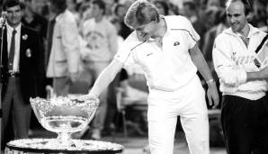 Doch bevor, wie auf dem ersten Bild skizziert, die großen Erfolge 1988 und 1989 begossen wurden, machte der junge Boris Becker bittere Erfahrungen. In seinem ersten Davis-Cup-Jahr 1985 durfte er die "hässlichste Salatschüssel der Welt" nur streicheln.