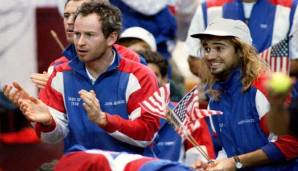 Immer wieder stellt sich Johnny Mac in die Dienste seines Landes und vertritt die USA im Davis Cup. Fünf Mal gewinnt er die hässlichste Salatschüssel der Welt und ist bis heute mit 41 Einzel-Siegen der erfolgreichste US-Amerikaner im Teamwettbewerb.