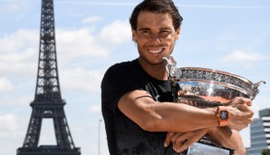 Rafael Nadal herzt seinen geliebten Siegerpokal