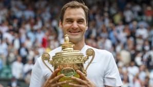 Roger Federer strahlt mit dem Wimbledon-Pokal um die Wette