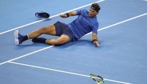 Rafael Nadal stützt sich bei einem Sturz mit dem linken Arm ab